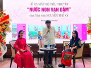 “Nước non vạn dặm”: Cả đời Người là của nước non